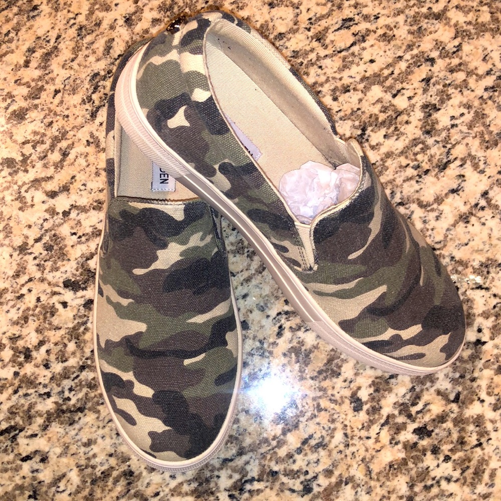 STEVE MADDEN ~ GREEN CAMO GILLS